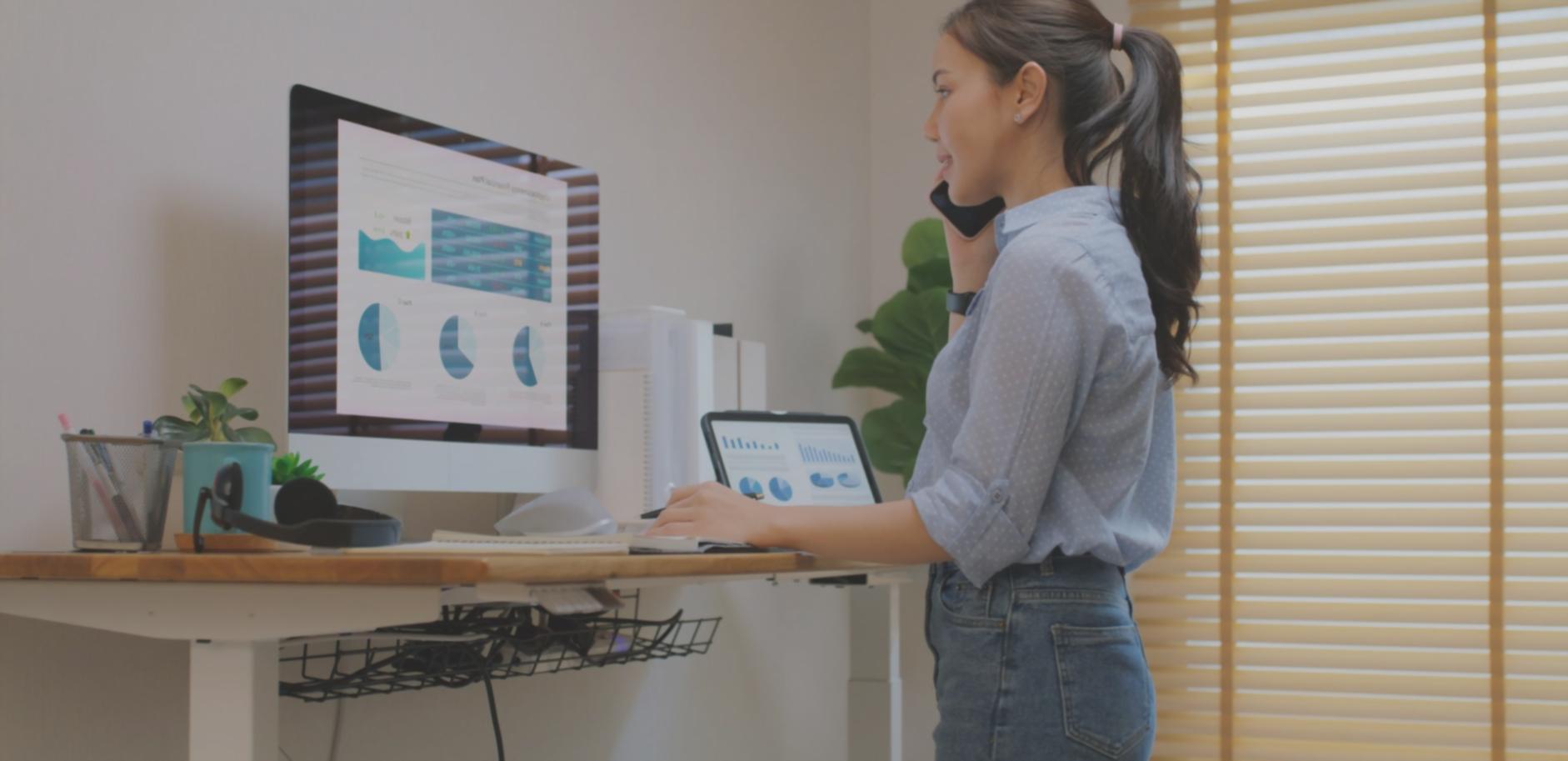 Moderner Lernraum mit digitaler Ausstattung