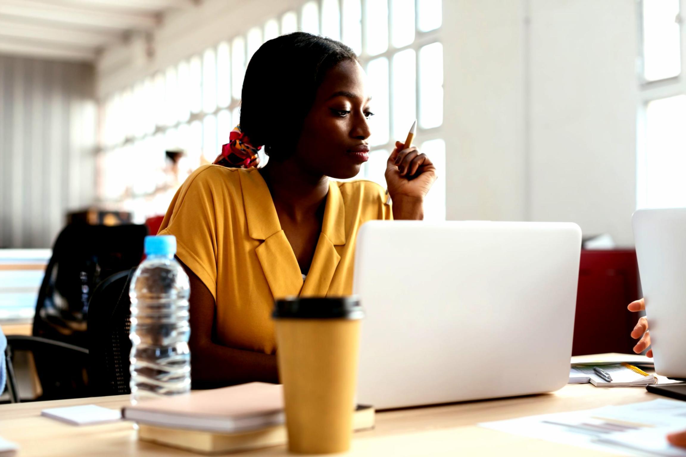 Teilnehmer bei einer Gruppendiskussion im Online-Kurs